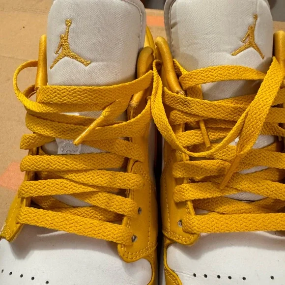 Jordan Sneakers Yellow and White - Picture 13 of 16